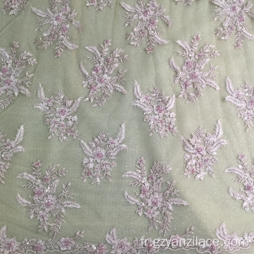 Tissu rose avec broderies